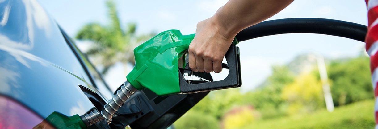Engen attendant dispensing fuel